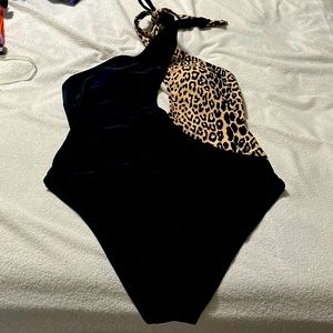 Leopard around the neck - keyhole swim suit